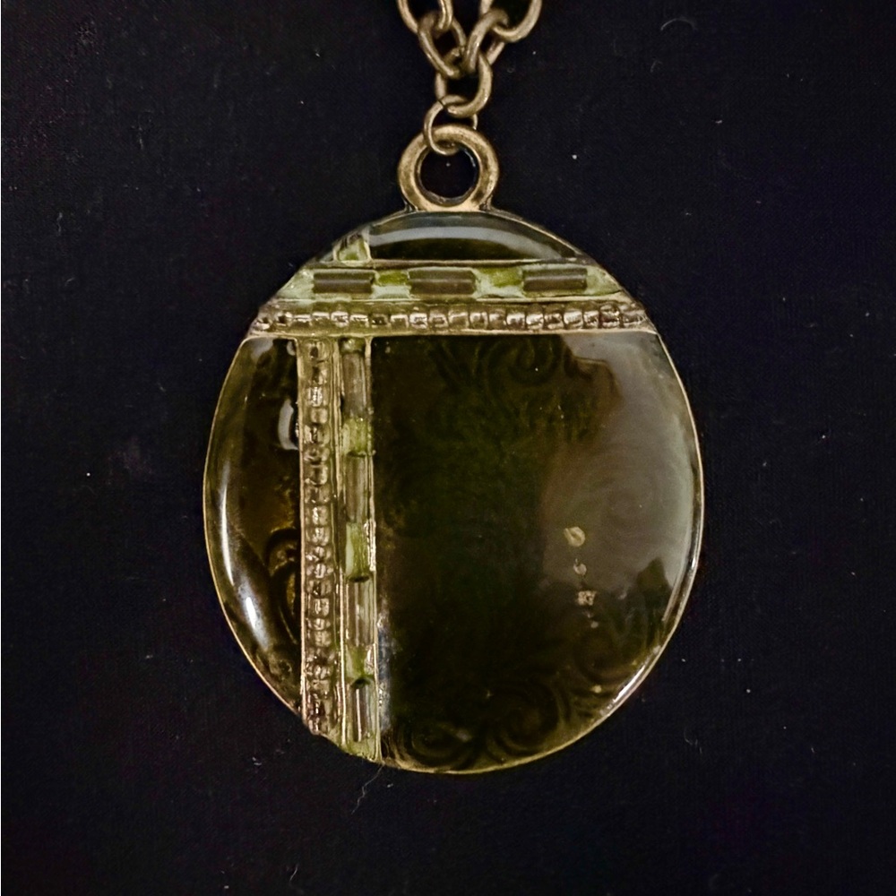 Vintage-Inspired Gold and Green Pendant Necklace